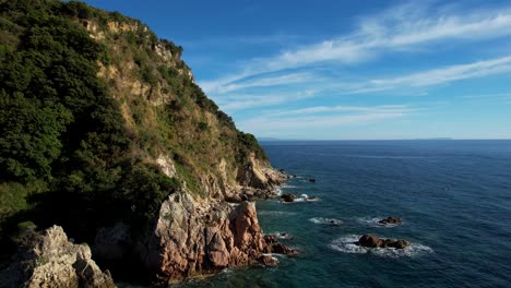 Salvaje-Y-Hermosa-Costa-Jónica-Rocosa-Con-Acantilados-Que-Se-Reflejan-En-El-Mar-Turquesa,-Cabo-Traicionero-Para-Barcos