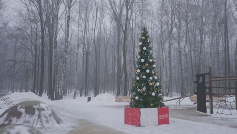 árbol de navidad en un parque nevado