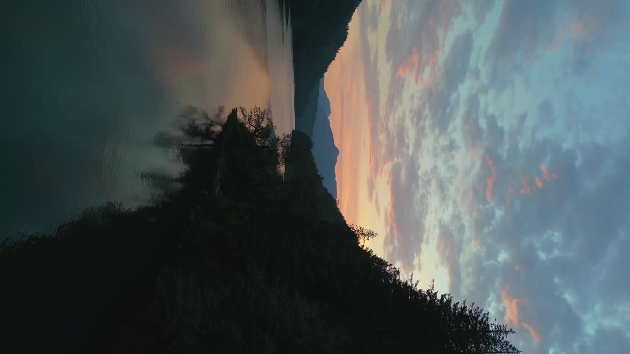 fondo de montaña de la naturaleza canadiense durante el colorido atardecer-6