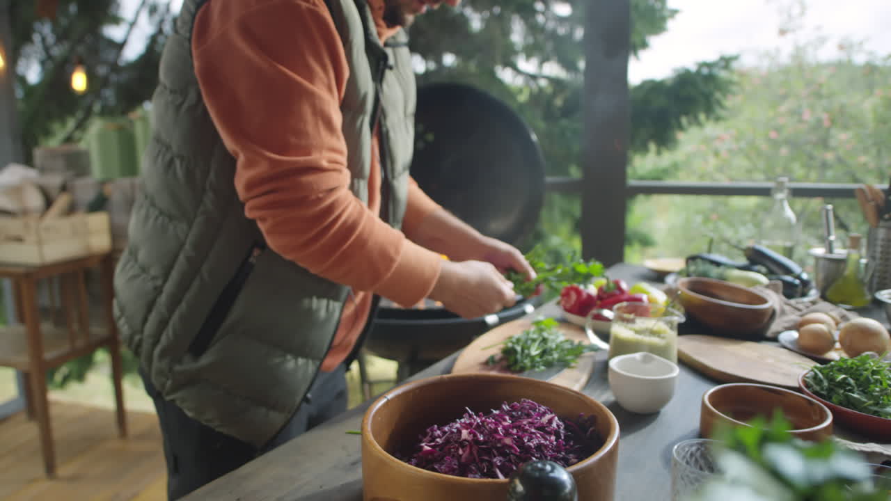 Madblogger tilbereder mad på udendørs grillterrasse