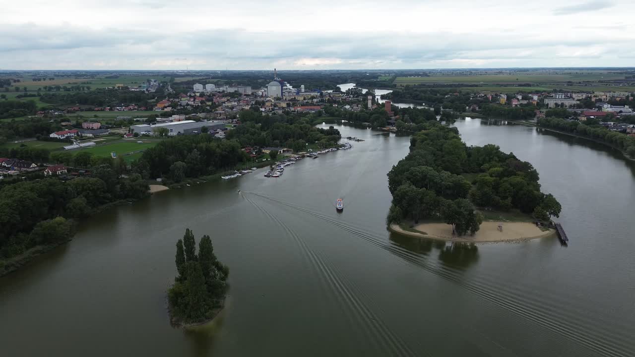 vista aérea en un barco navegando en el lago en kruszwica, polonia, europa