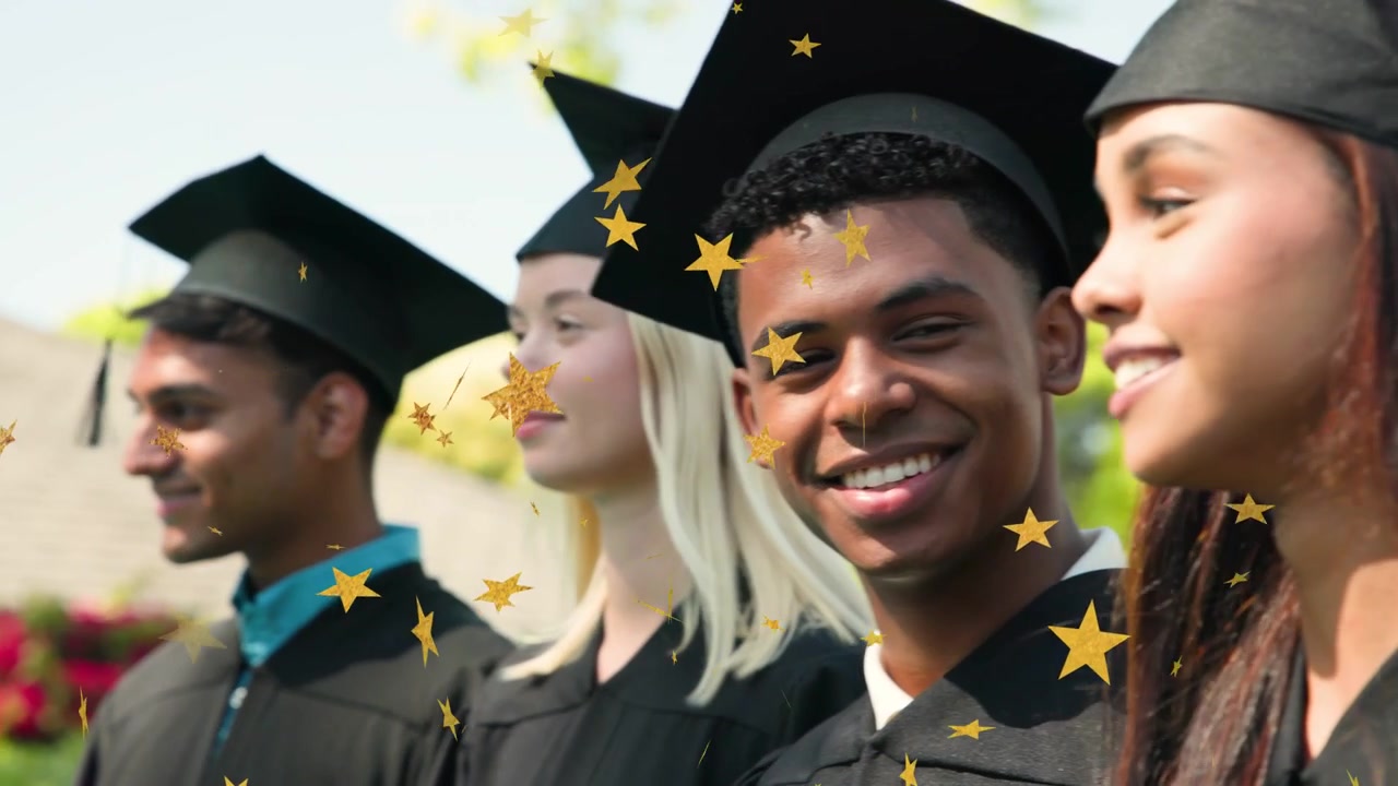 Quattro neolaureati in posa per la cerimonia di laurea, la telecamera esegue panoramiche e zoom, con tocchi e stelle che sfrecciano e sorrisi che si allargano.