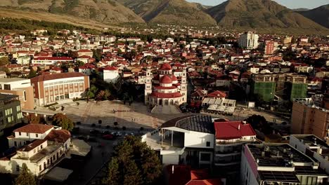 Vista-Por-Drones-De-La-Catedral-De-La-Resurrección,-Korce,-Albania,-Europa