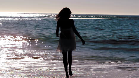 Silhouette-Einer-Frau,-Die-Am-Strand-Hüpft