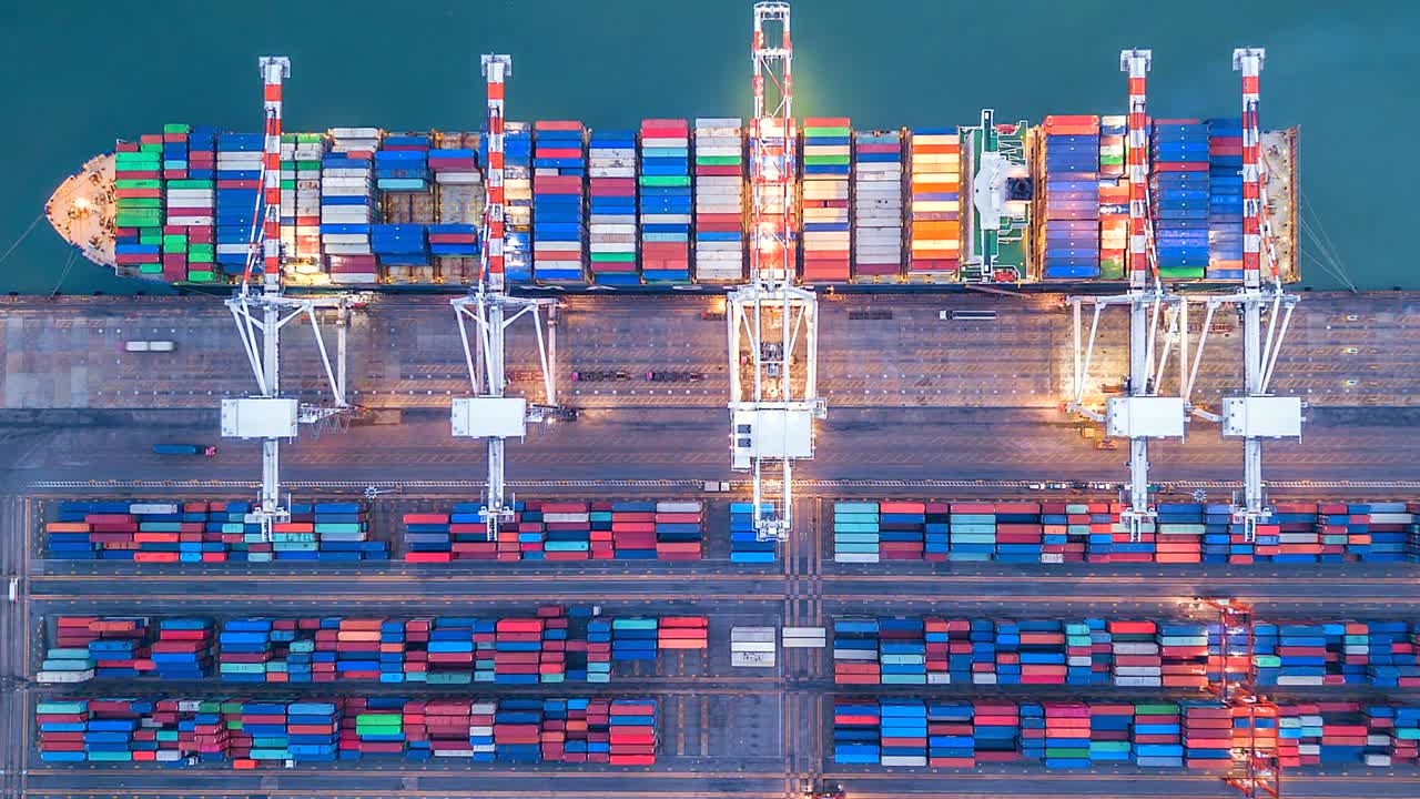 4K Timelapse. Topudsigt over industrihavn med containerhavn, der er en del af shipping