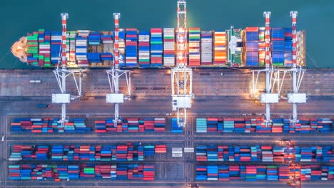 vista superior del puerto industrial con puerto de contenedores donde se encuentra una parte del transporte marítimo