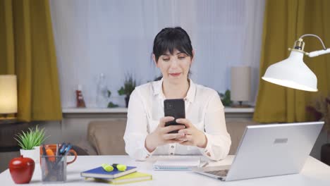 Estudiante-Hablando-De-La-Lección-Por-Teléfono.