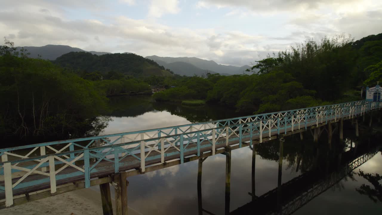 리오 사히(rio sahy)의 다리 위에서 낮은 공중 전망, 브라질 바라 두 사히(barra do sahy)의 일몰
