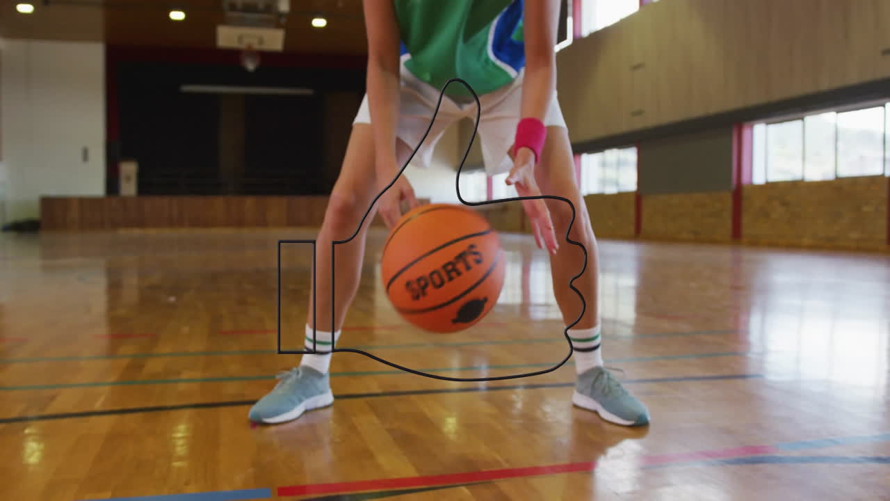 Giocatore di basket in palleggio con animazione sovrapposta di un pollice in su luminoso sul campo.