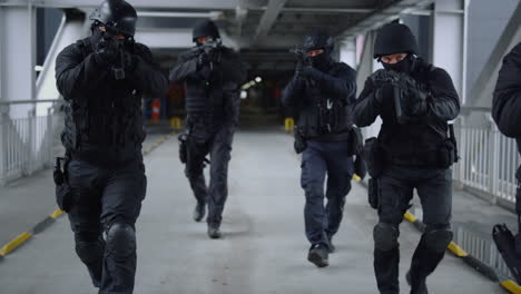 equipo de fuerzas especiales en movimiento en el puente. equipo de policía de operaciones especiales en acción