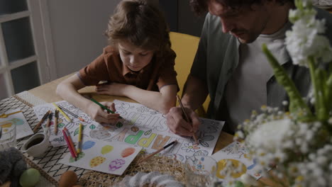 padre e hijo coloreando arte de pascua