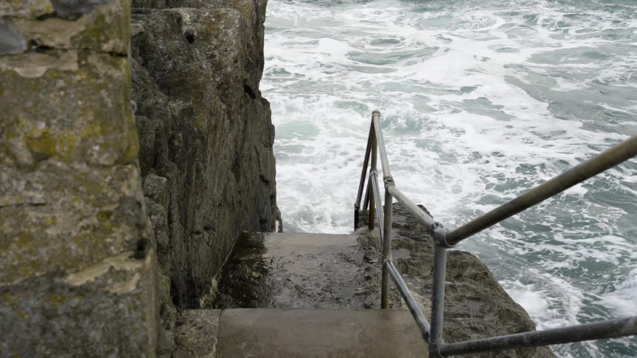 сцена приливных волн, разбивающихся в гавани ньюквей, корнуолл, англия