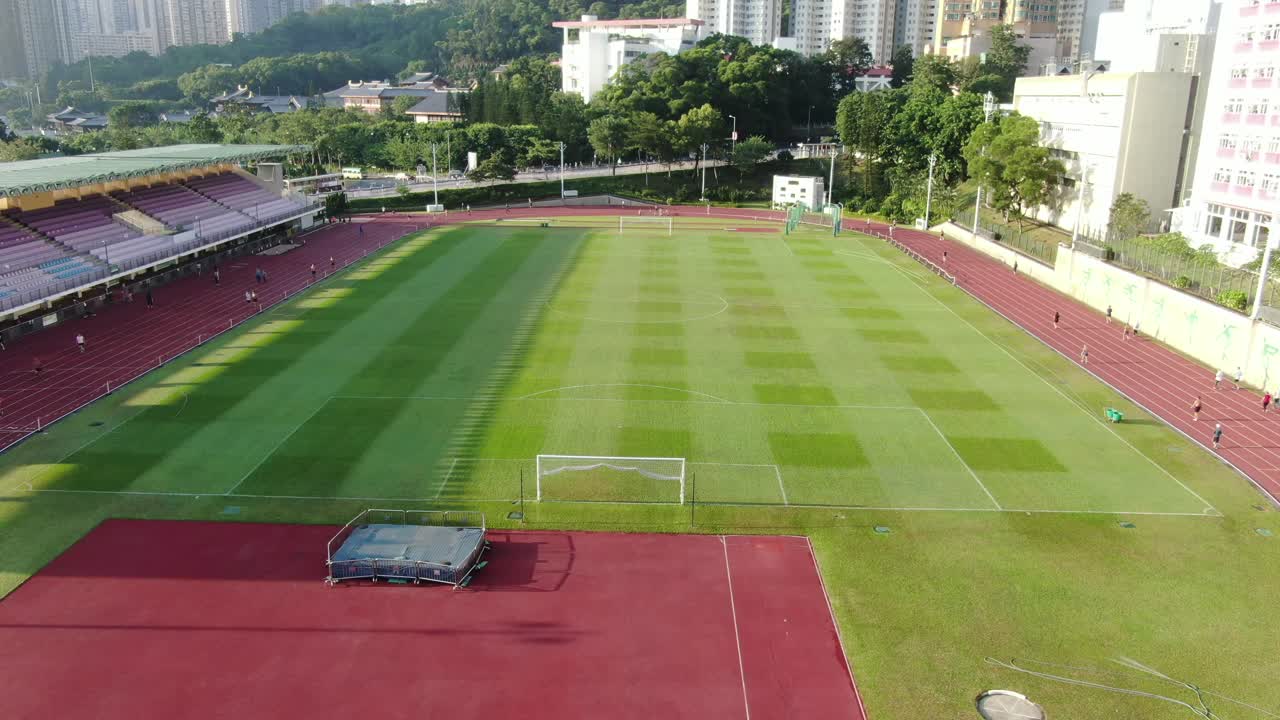 긴 녹말이 있는 경마장에서 이른 아침 조깅하는 사람들, 공중 전망