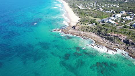 Vista-Aérea-De-La-Playa-De-Yaroomba-Y-El-Mirador-Y-área-De-Picnic-De-Point-Arkwright-En-Qld,-Australia