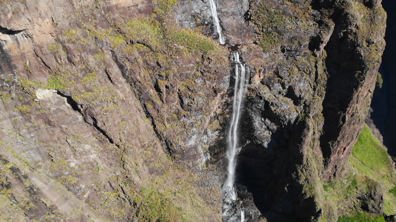 una cascada que cae en cascada por un acantilado rocoso