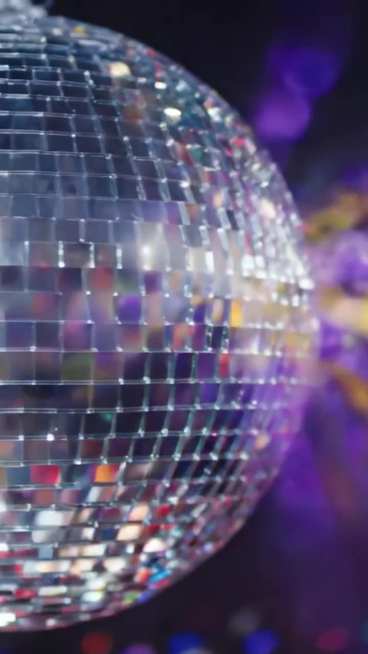 Uno spettacolo accattivante di luce e riflessi: l'incantevole palla da discoteca che illumina una pista da ballo con il suo spettacolo di luci colorate.