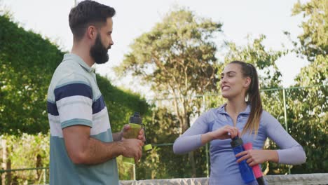 Video-De-Una-Feliz-Pareja-Caucásica-Al-Romper-La-Cancha.