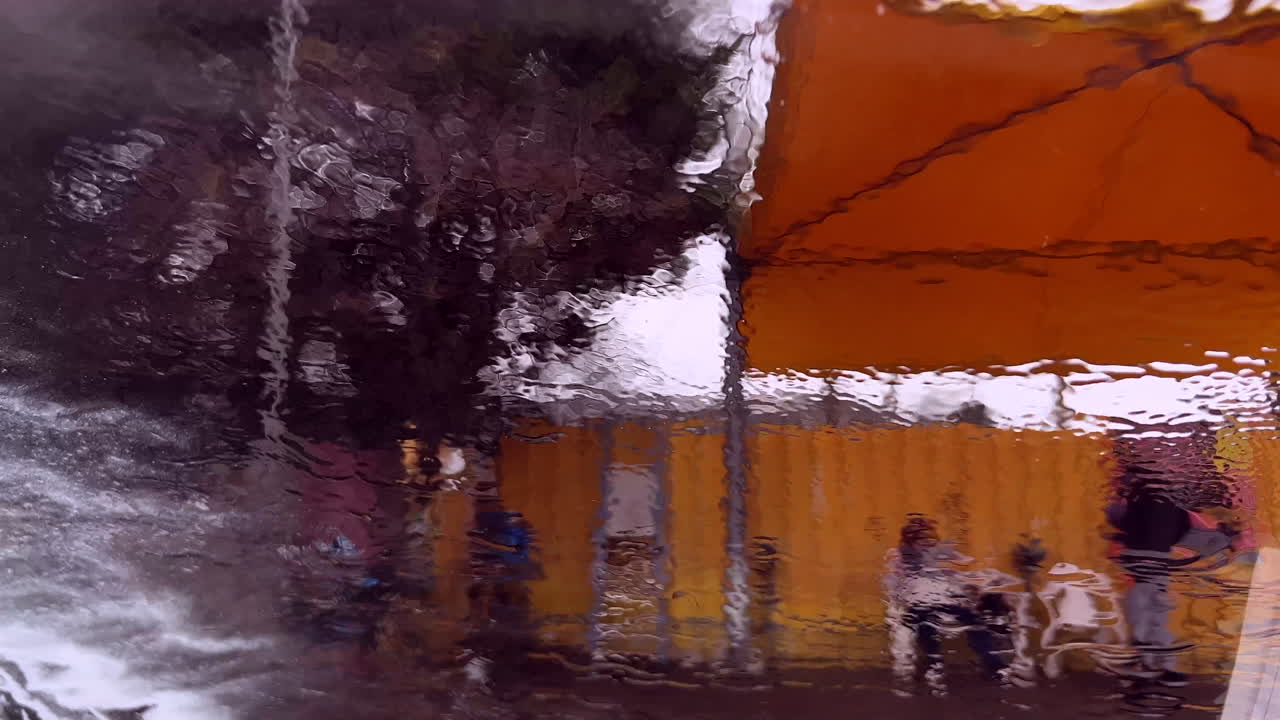 손세차장에서 세차 중인 앞유리의 차 안에서 본 모습