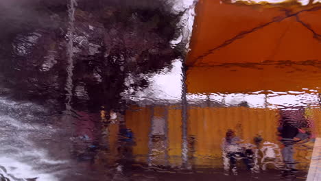 vista desde el interior de un coche del parabrisas que se lava en un lavado de coches a mano