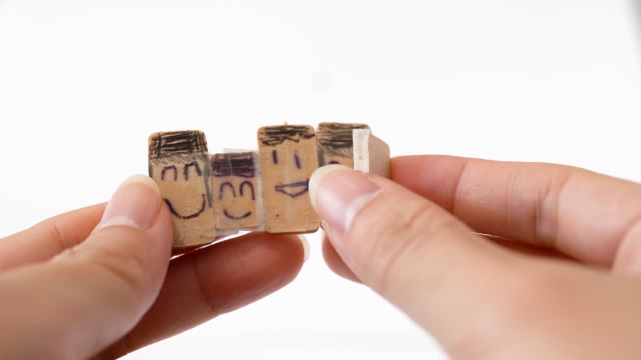 hermosa obra de arte pequeña de bricolaje, use algunas tablas de madera para dibujar una familia con hermano y hermana, un regalo sorpresa para el día de la madre