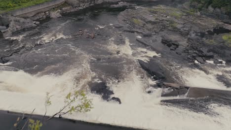 presa con agua que fluye rápidamente en sherbrooke, canadá - fotografía aérea