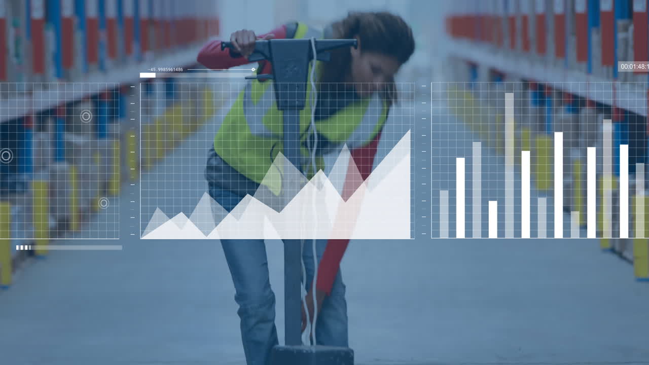 animación de diagramas sobre una trabajadora biracial en un almacén