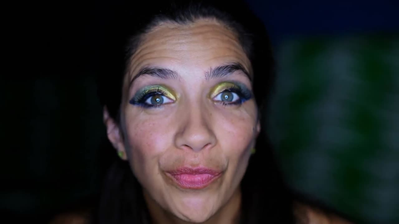 blogger de video aplicando pestañas en casa 4k