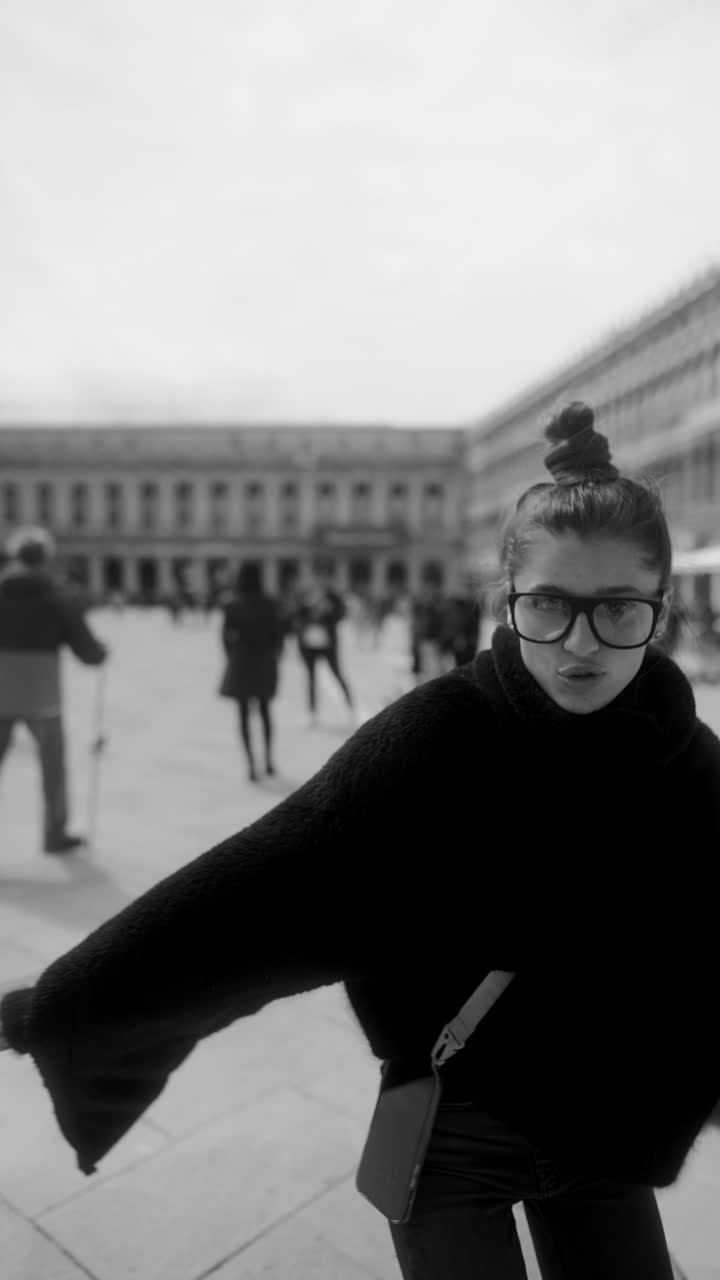 женщина, гуляющая по городу.