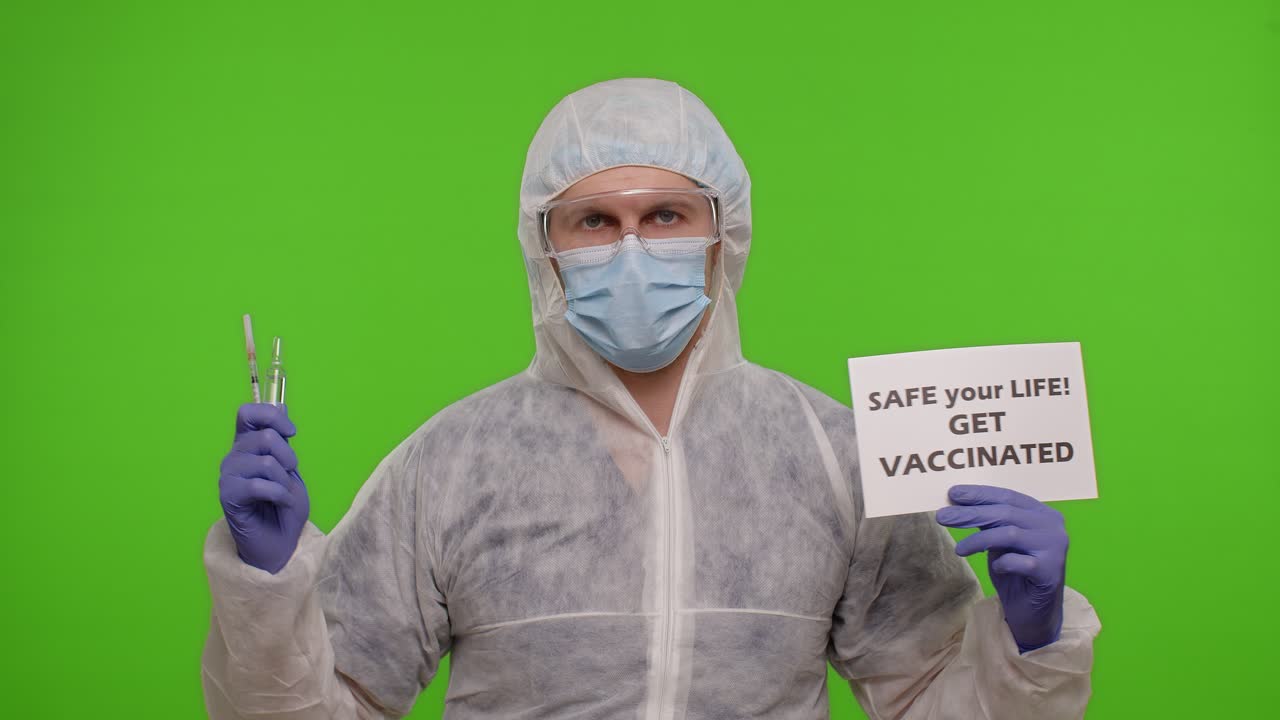 '생명을 안전하게 지켜라! 백신을 맞으라'는 표지판과 주사기를 들고 있는 의료 종사자