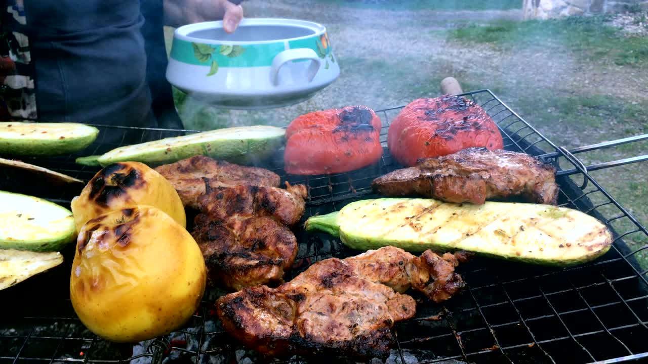 인간의 손은 매운 돼지고기 또는 고기 고기와 채소를 준비합니다.