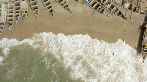 impresionante revelación de canoa llena con las olas del mar