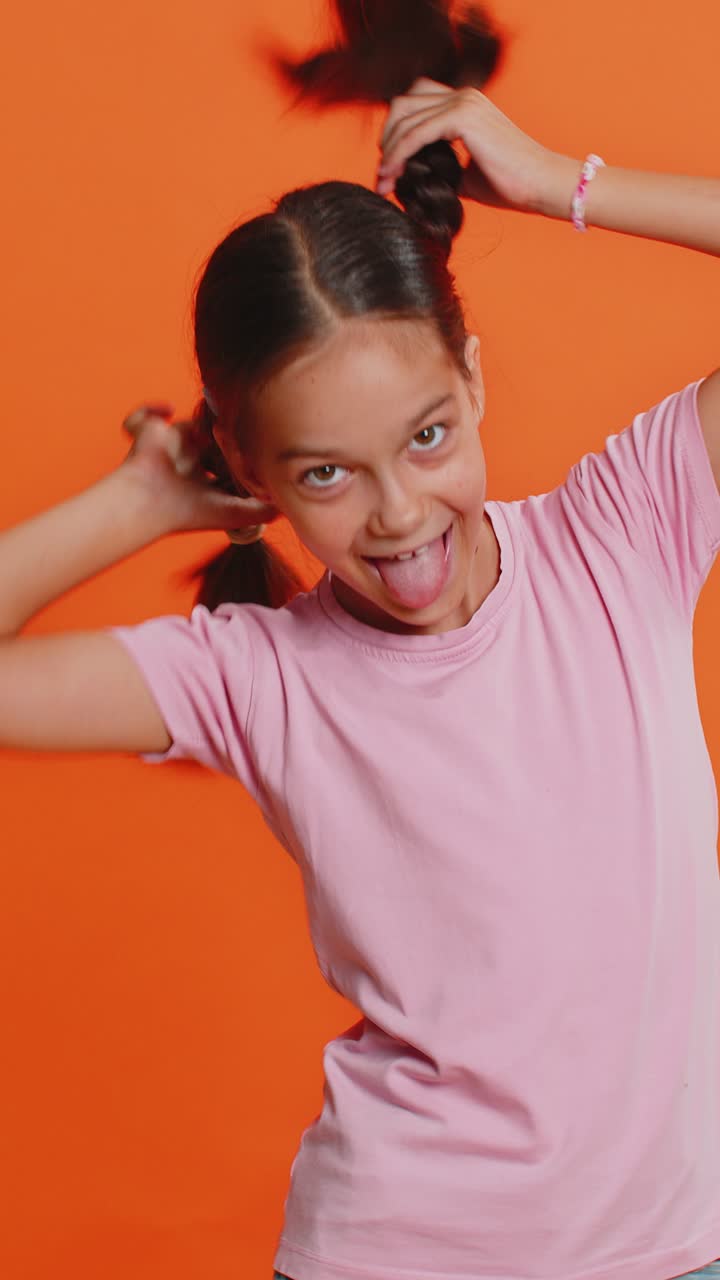 alegre divertida niña matona mostrando la lengua haciendo caras tontas haciendo tonterías bromeando burlándose
