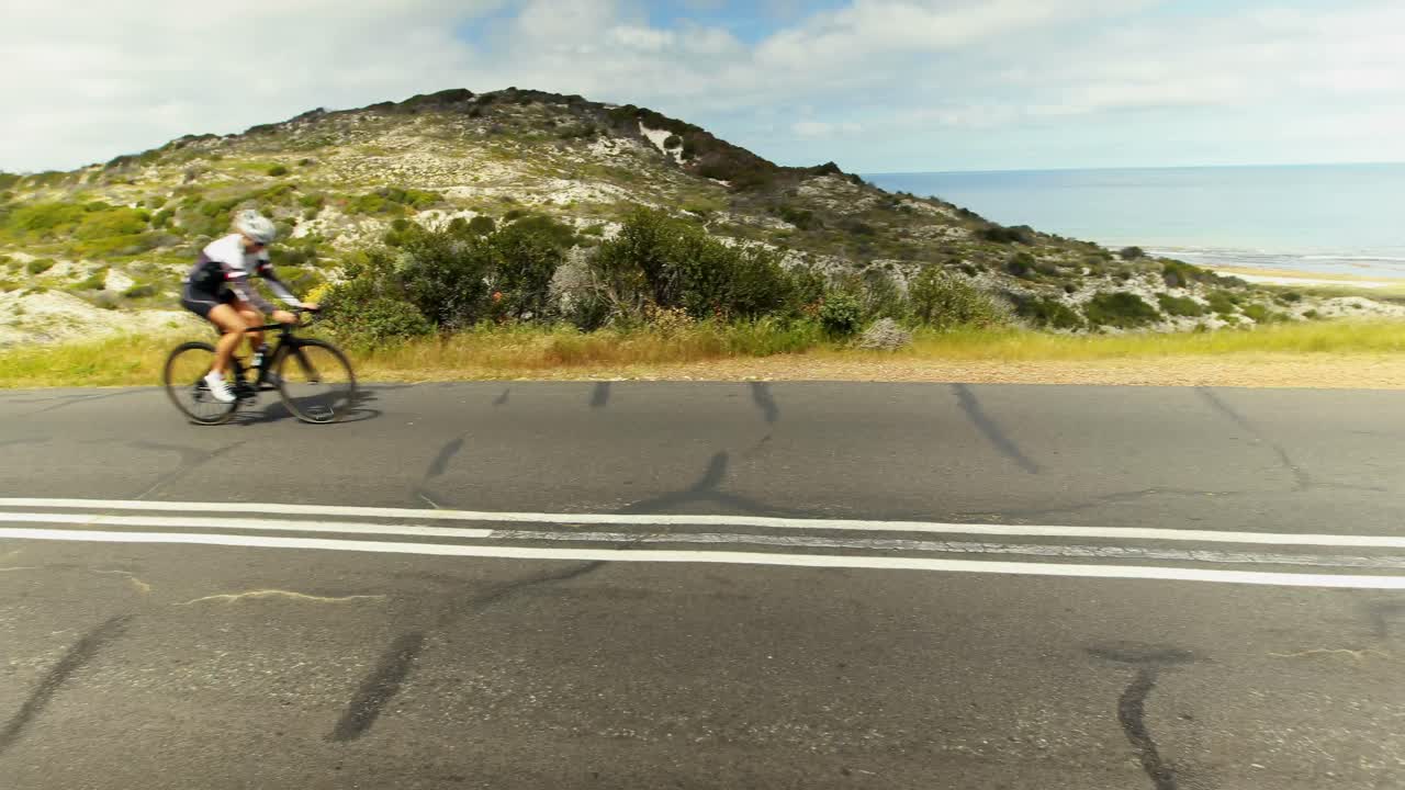 시골 도로에서 자전거 타는 여성 자전거 타기 4k