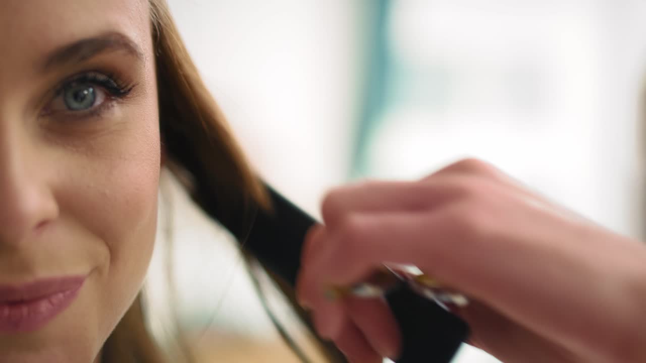 Vista en primera persona de una mujer hermosa en la peluquería.