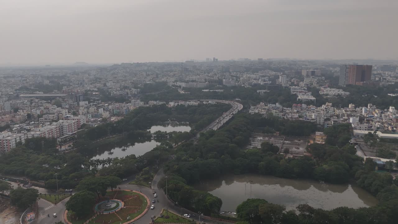 Ripresa aerea dall'alto di Hyderabad che mostra la fluidità del traffico e le reti stradali urbane