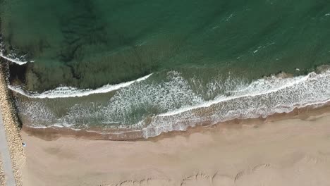 Hermosas-Olas-Golpeando-La-Orilla---Rotación-Aérea-Desde-El-Cielo