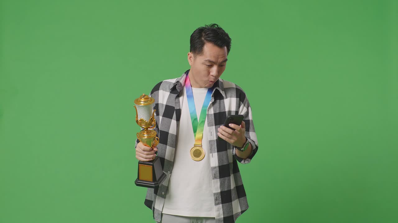 트로피 와 메달 을 가지고 승리를 축하 하는 사람