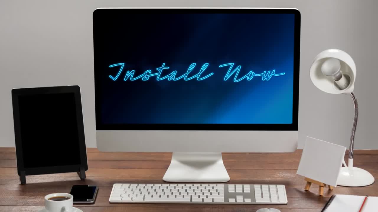 나무 책상 위에 서 있는 데스크 ⁇  컴퓨터의 화면에서 지금  ⁇ 박이는 단어의 애니메이션을 설치