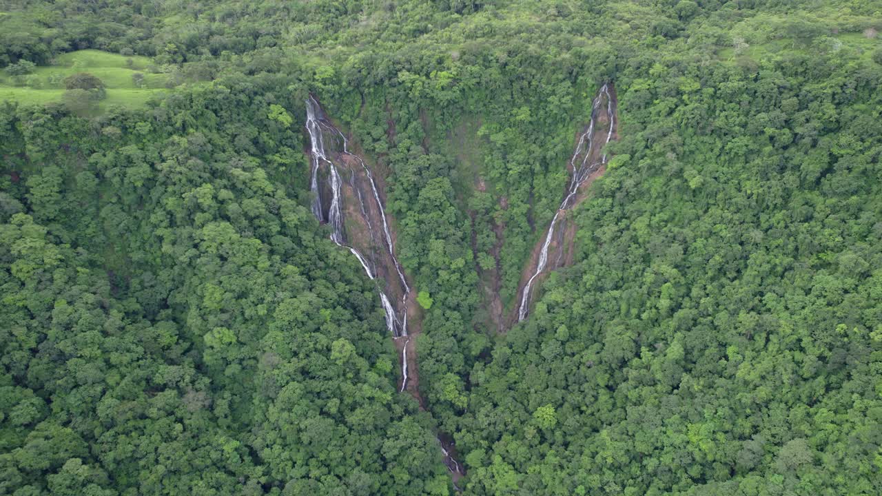 cascada oculta en las profundidades del denso bosque verde, costa rica - video 4k