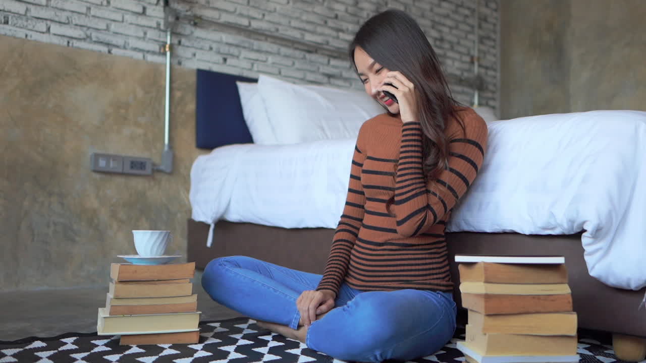 adolescente asiático manteniendo relaciones en llamadas largas