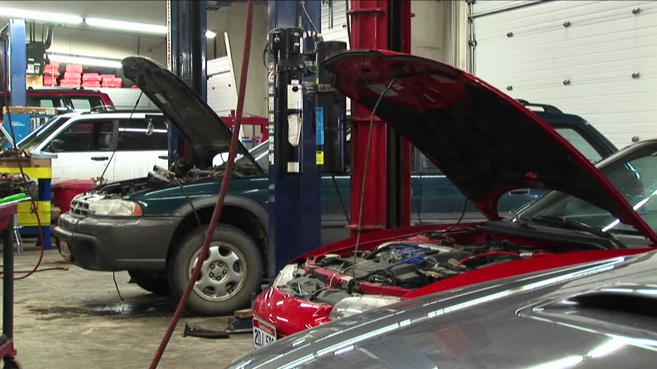 tiro medio de autos en un taller de reparación