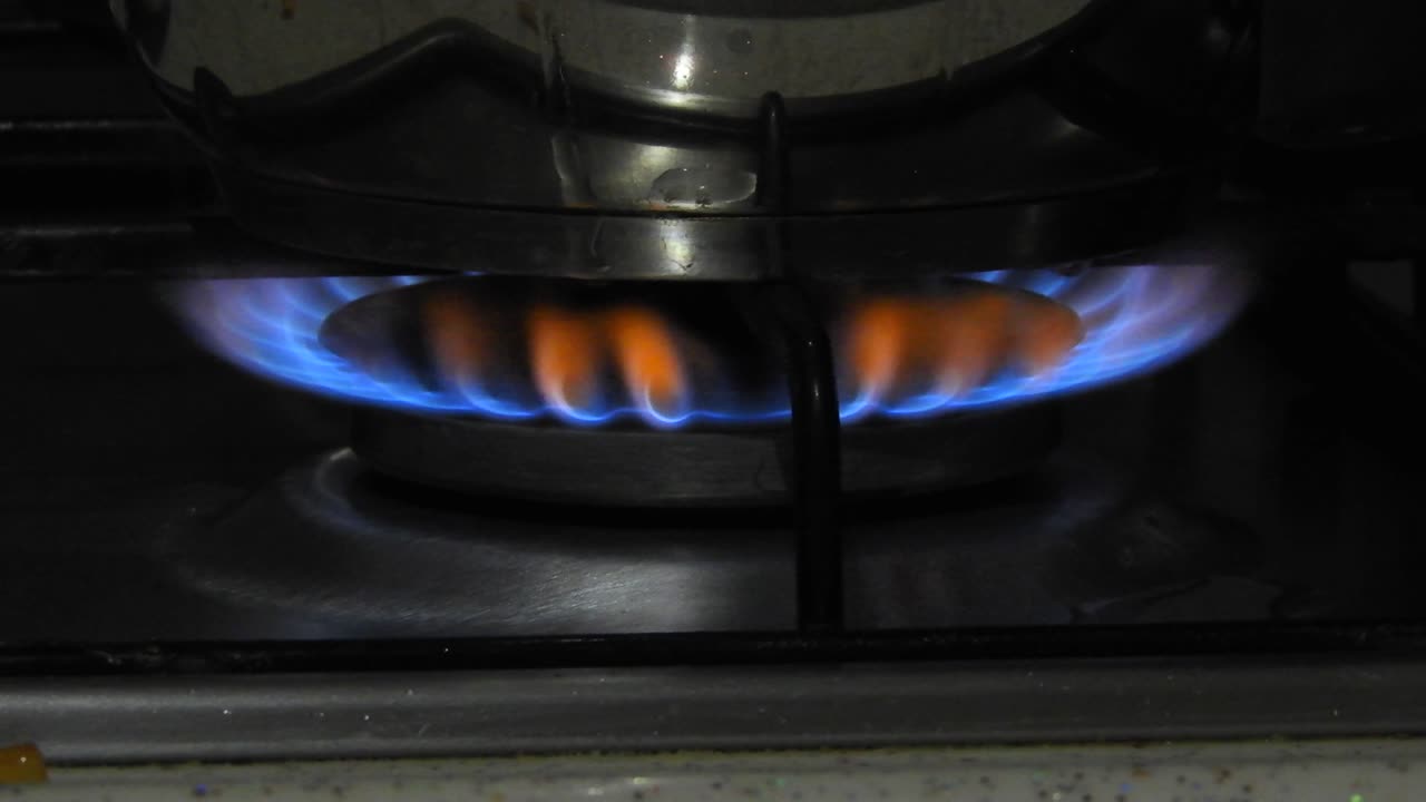 물이 넘쳐나고 빨간 불꽃이 빨리 불타는 lpg 스토브.