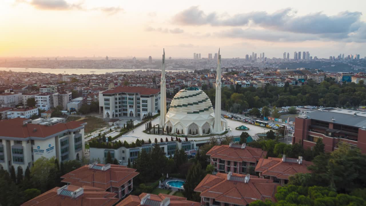 futurista mezquita de mármara en estambul, mezquita de aspecto moderno al atardecer con paisaje urbano, hiperlapso aéreo drones lapso de tiempo hacia adelante