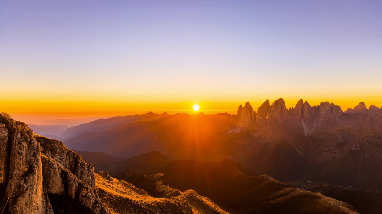Lapso de Tempo de um Nascer do Sol Majestoso Sobre uma Cordilheira.