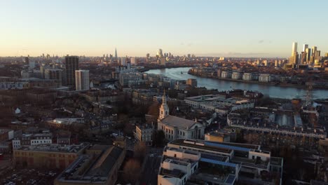 Un-Dron-Disparó-Un-Barrio-Residencial-Suburbano-Al-Sur-De-Londres-Al-Atardecer