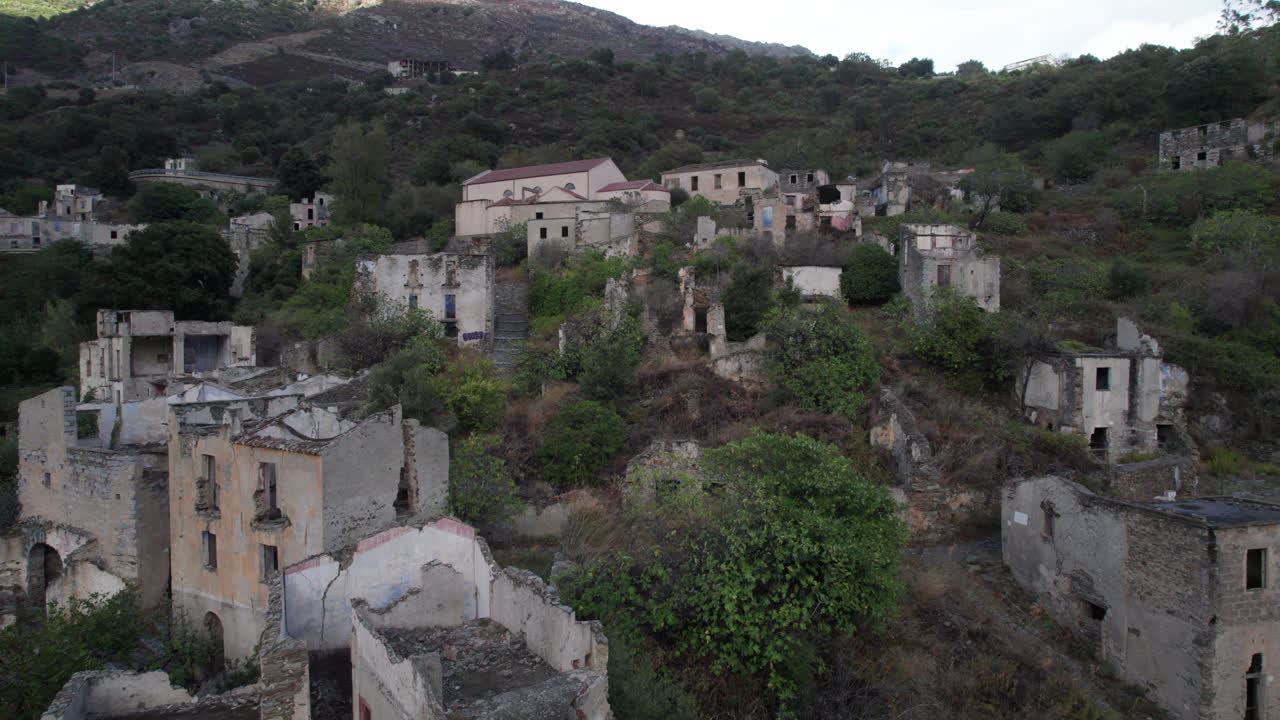 atravesando el silencio: volando sobre las ruinas de la ciudad fantasma de gairo vecchio en cerdeña