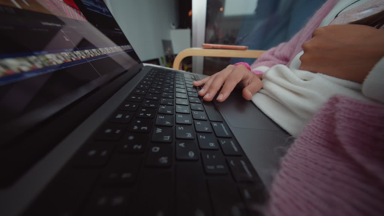 Una persona editando vídeos en un portátil
