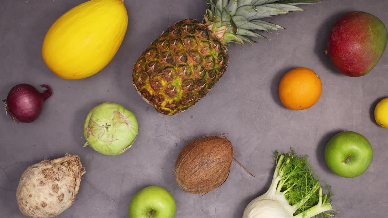 신선한 유기농 과일과 채소가 어두운 배경에 창의적인 패턴을 만니다.