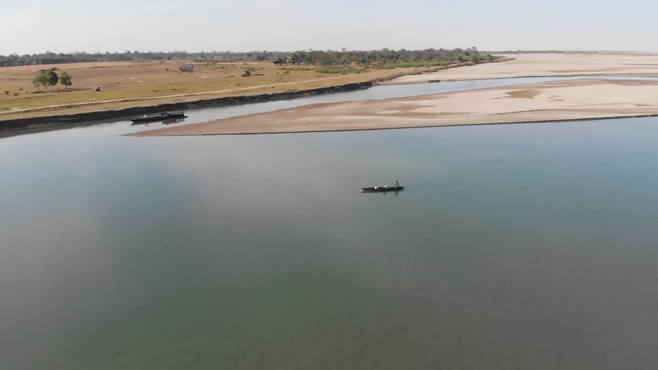 toma aérea de un barco cruzando el río