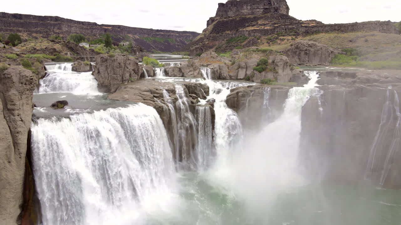 drone volando sobre las cataratas gemelas en idaho
